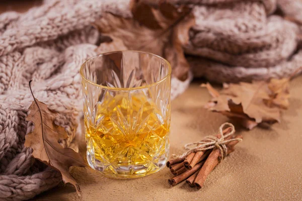Viski, brendi ya da likör, baharatlar ve sonbahar süslemeleri — Stok fotoğraf