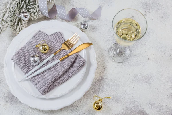 Ein Glas Weißsekt oder Champagner und Neujahrsdekoration — Stockfoto