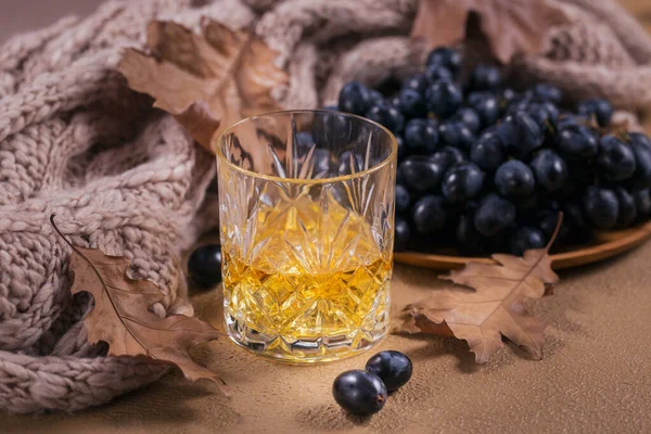 Whisky, brandy ou liqueur, épices et décorations sur fond sombre — Photo