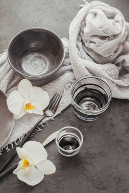 Elegance masa ayarı ile örme gri peçete, çatal-bıçak, Cerami