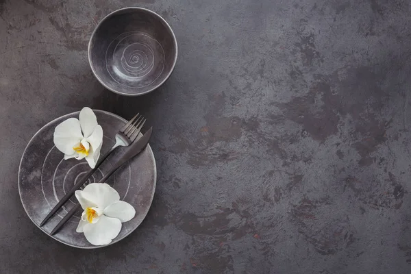 Elegance stolu s pleteným šedivým ubrouskem, příbory, Cerami — Stock fotografie