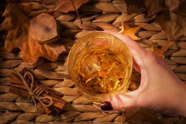 Whisky, brandy ou liqueur, épices et décorations d'automne sur fond sombre — Photo