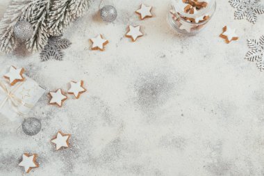 Yıldız şekilli kurabiyeler ve beyaz arkaplanda Noel süslemeleri