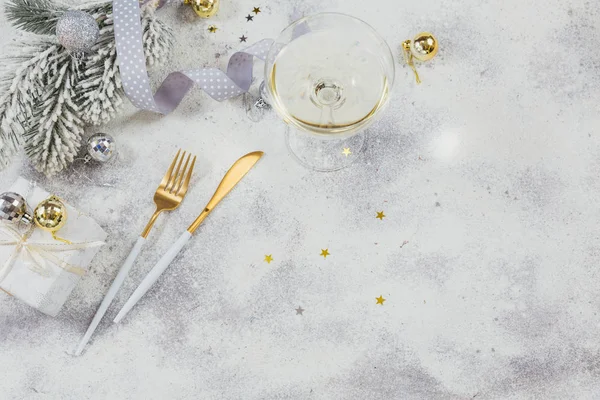 Ein Glas Weißsekt oder Champagner und Neujahrsdekoration — Stockfoto
