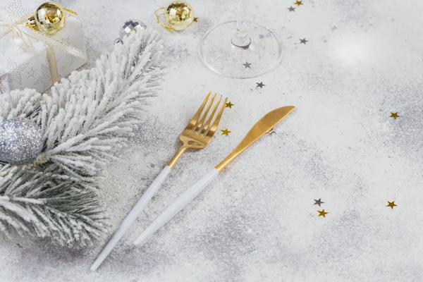Weihnachtliche Tischdekoration und winterliche Weihnachtsdekoration — Stockfoto