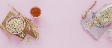 Bir kase kuru yulaf gevreği, bal ve buğday lapası.