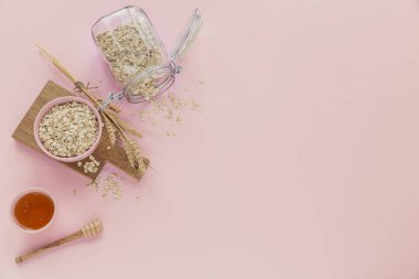 Bir kase kuru yulaf gevreği, bal ve buğday lapası.