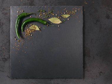 Siyah arka planda çeşitli baharatlar ve otlar. Yiyecek için baharatlar. Yemek pişirmek için ev yapımı baharatlar.