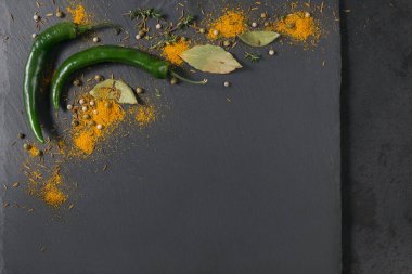 Siyah arka planda çeşitli baharatlar ve otlar. Baharat arkaplanı