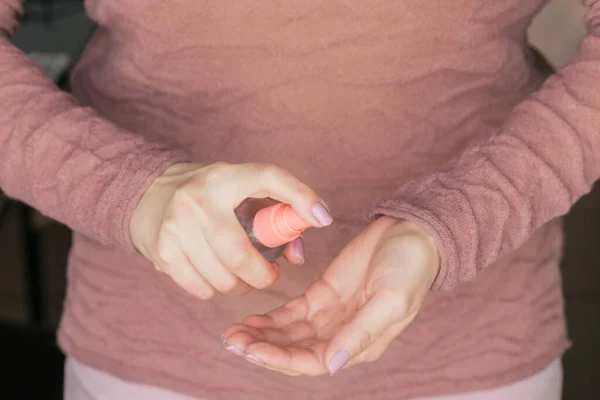 Γυναικεία Χέρια Που Χρησιμοποιούν Ένα Μπουκάλι Απολυμαντικό Χεριών Απολυμαντικό Χεριών — Φωτογραφία Αρχείου