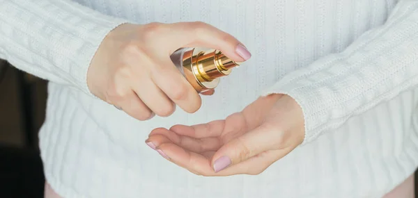 Γυναίκα Που Χρησιμοποιεί Αντιβακτηριδιακό Απολυμαντικό Χεριών Προσωπική Πρόληψη Της Λοίμωξης — Φωτογραφία Αρχείου
