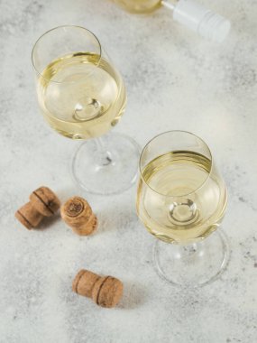 Arka planda iki kadeh beyaz şarap. Şarap ruh hali konsepti.