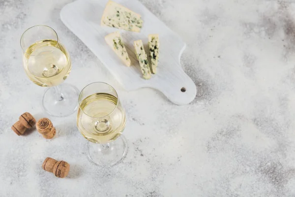 Witte Wijn Geserveerd Met Kaasplankje Lichte Ondergrond Twee Wijnglazen Vino — Stockfoto