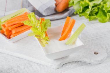 Yoğurtlu, kerevizli ve havuçlu sağlıklı kahvaltı. Diyet ve sağlıklı atıştırmalıklar.