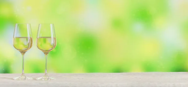 Dos copas de vino blanco sobre fondo verde claro. Concepto de humor vino —  Fotos de Stock