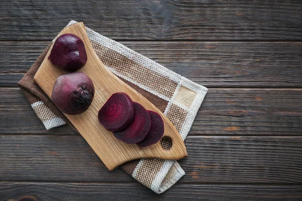 Remolacha hervida en tabla de cortar de madera . — Foto de Stock