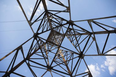 Yüksek gerilim elektrik pilon. Aşağıdan aracılığıyla görüntülemek.