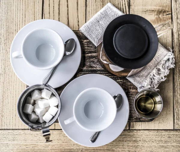 Bardak, çay, su ısıtıcısı şeker, bal ahşap arka plan üzerinde. Yukarıdan görüntülemek.