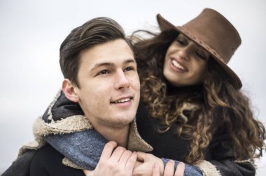 Romantik Çift dışında. Genç bir adam ve aşık genç bir kadın portresi