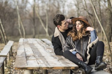Genç bir kadın romantik bir tarih ile romantik genç adam. Uzun ahşap bir masada oturan kız adamla. Genç aşıklar.