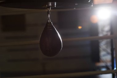 Kum torbası boks halka arka planda.