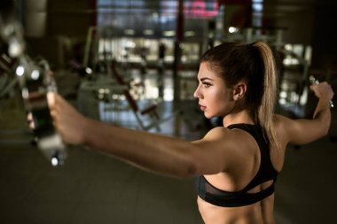 Spor salonunda bir kız trenler.