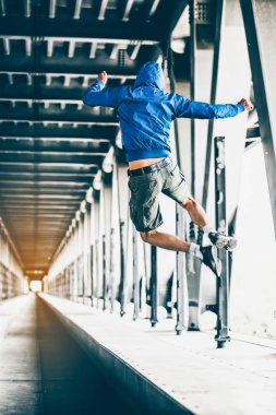 metal köprü yapı içinde kişi atlama