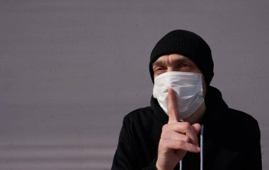 ovid 19. Coronavirus. Koronavirüse karşı koruyucu maskeli bir adam. Maskeli bir adam..