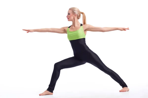 Gymnaste féminine attrayante faisant de l'exercice au studio — Photo