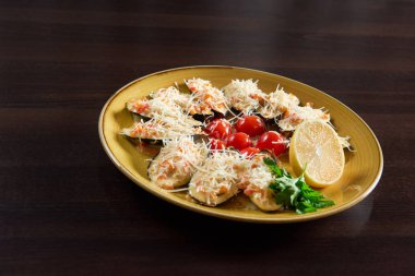 Kabuklu midye restaurant, hizmet