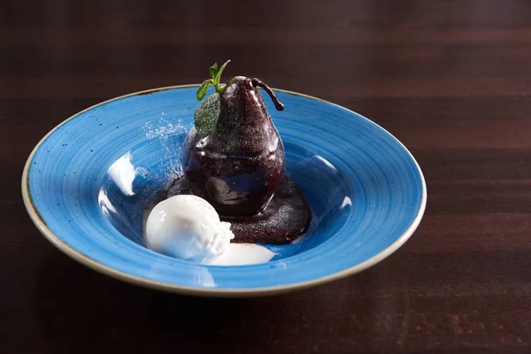 Buggyantott körte csokoládé mártással tálalva, jég cre gombóc — Stock Fotó