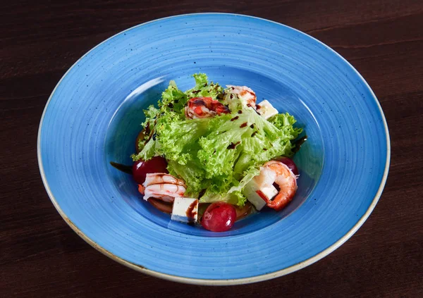 파란색 접시에 맛 있는 새우 샐러드 제공 — 스톡 사진