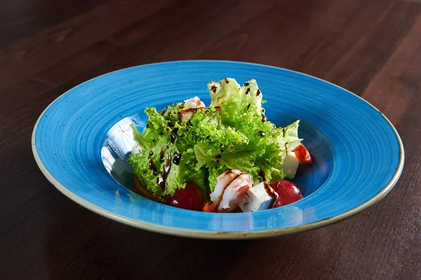 파란색 접시에 맛 있는 새우 샐러드 제공 — 스톡 사진