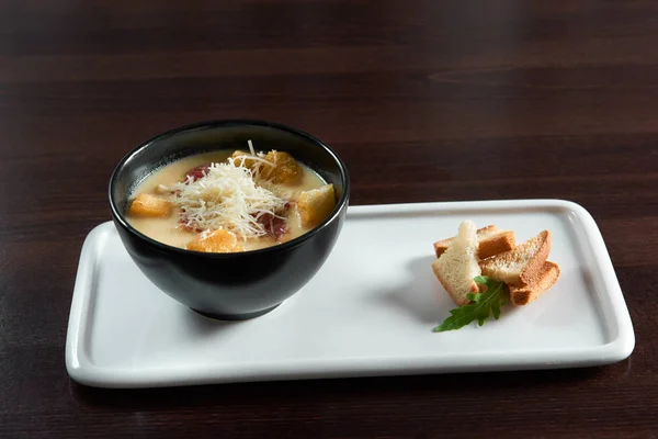 Soupe au fromage avec croûtons sur une table de restaurant — Photo