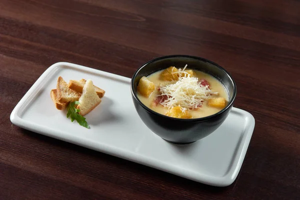 Sopa de queso con croutons en una mesa de restaurante — Foto de Stock