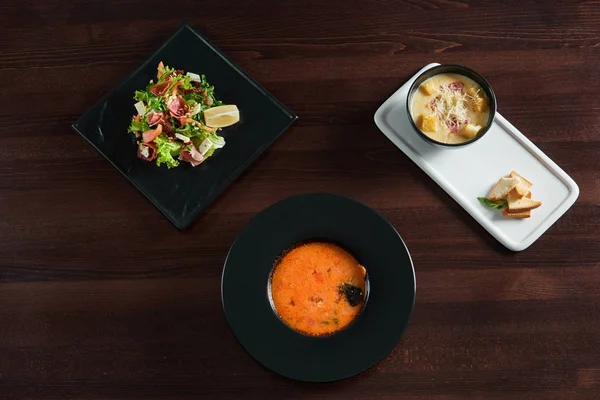 Mesa de restaurante llena de deliciosa comida — Foto de Stock