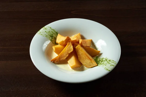Deska z opečený brambor v restauraci — Stock fotografie