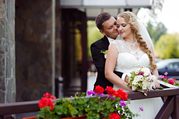 Tiro de fotos casal no dia do casamento — Fotografia de Stock