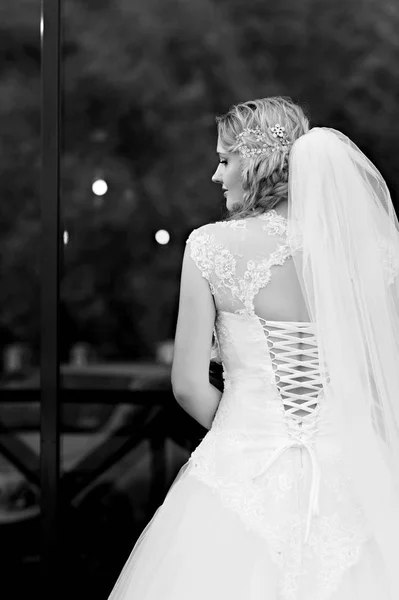 Giovane sposa il giorno del matrimonio — Foto Stock
