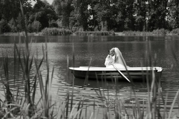 Young wedding couple sailing on the boat — Stock Photo, Image