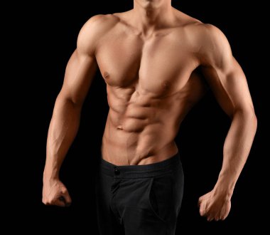 Kas fitness adam siyah arka plan üzerine