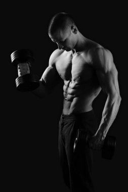 Bir erkek vücut geliştirmeci tek renkli görüntüleri