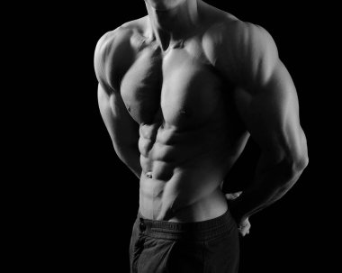 Bir erkek fitness modeli siyah beyaz çekim