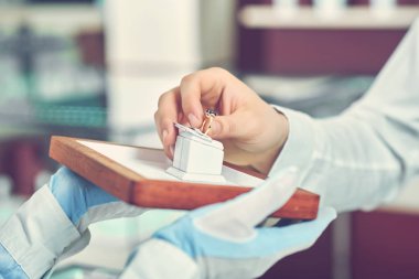 Erkek el altın yüzük tutarak kırpma .