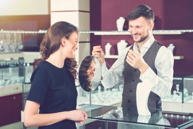 Kuyumcu altın kolye mağazasında alıcı için gösterilen.