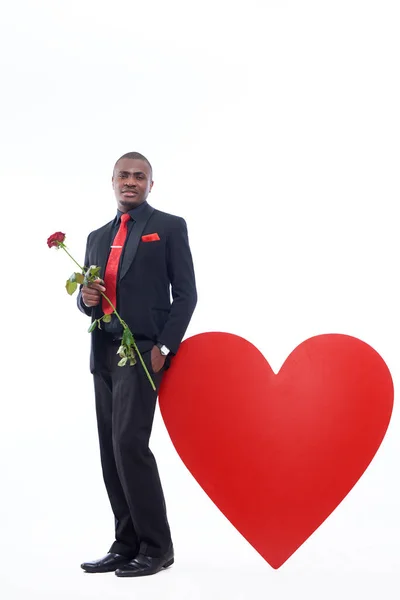 Uomo africano in possesso di rosa, regalo per San Valentino — Foto Stock