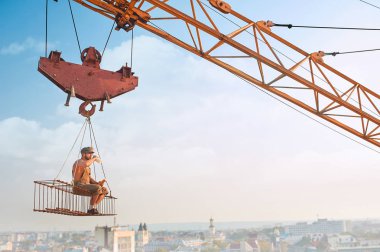 İnşaat yüksek üzerinde dinlenme ve yemek adam.