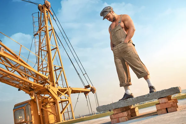 El hombre de pie en la construcción de hormigón en alto . — Foto de Stock