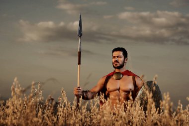 Kırmızı giyen savaşçı pelerin ve zırh gibi Spartalı.