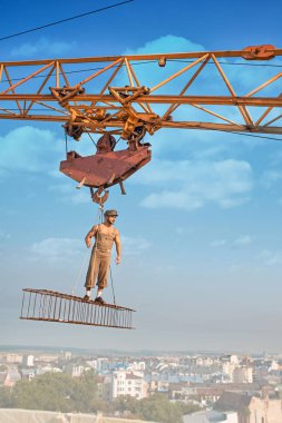 Holding inşaat erkek ile şehri vinç.